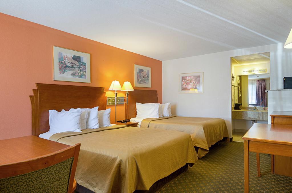 Econo Lodge Mcpherson Εξωτερικό φωτογραφία