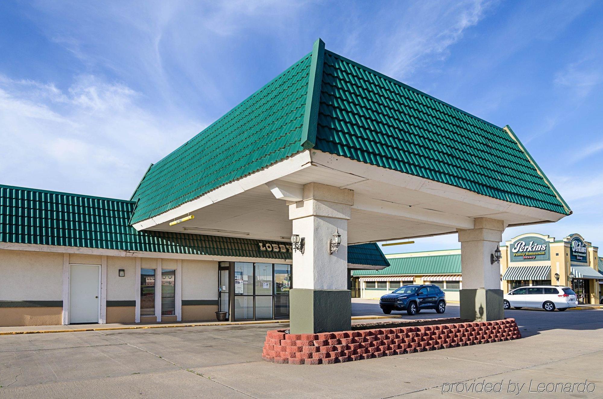 Econo Lodge Mcpherson Εξωτερικό φωτογραφία