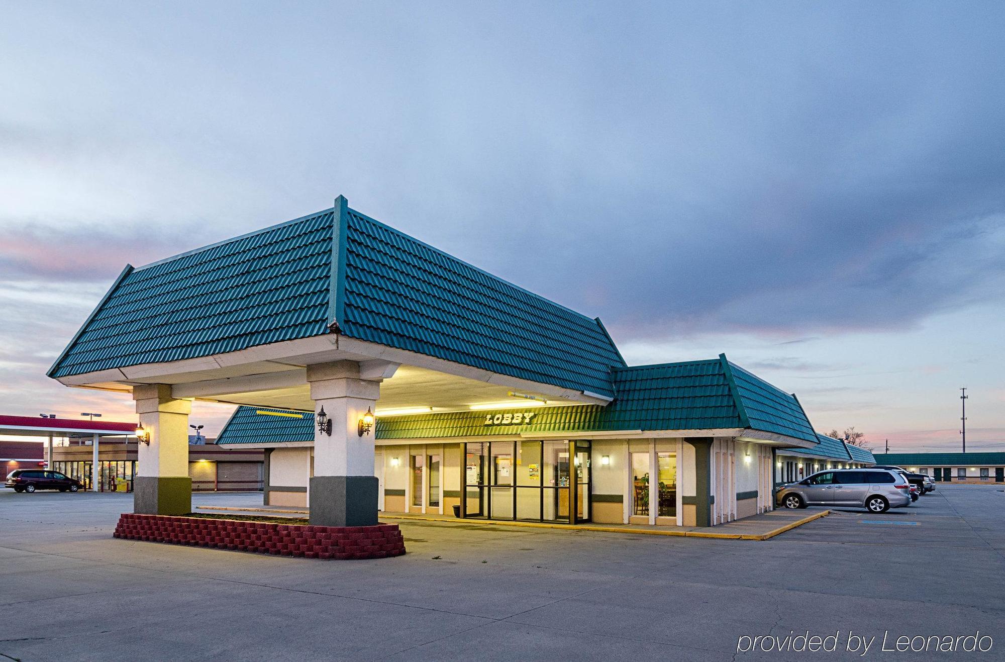 Econo Lodge Mcpherson Εξωτερικό φωτογραφία