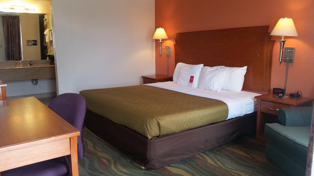 Econo Lodge Mcpherson Εξωτερικό φωτογραφία